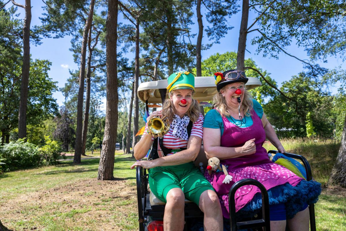 Clown Pip buiten met haar cornet